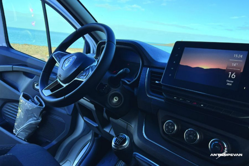 Photo 25 de l'offre de RENAULT TRAFIC VAN ANTILOPE VAN Aménagé FLEX PLUS 2.0 DCi 130 BVM6 L1 PK Confort 4PL Attel+Pte Vélo DISPO à 56000€ chez Mérignac auto