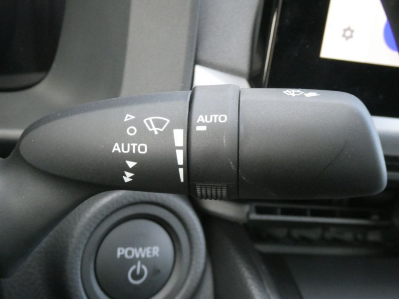 Photo 31 de l'offre de TOYOTA C-HR II 1.8 HYBRIDE 140 CVT 2WD DESIGN GPS 12.3 Camera JA18 Diam. Induction à 29950€ chez Mérignac auto