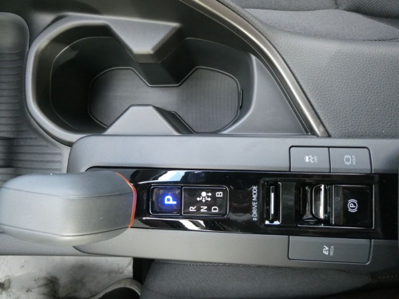Photo 32 de l'offre de TOYOTA C-HR II 1.8 HYBRIDE 140 CVT 2WD DESIGN GPS 12.3 Camera JA18 Diam. Induction à 29950€ chez Mérignac auto