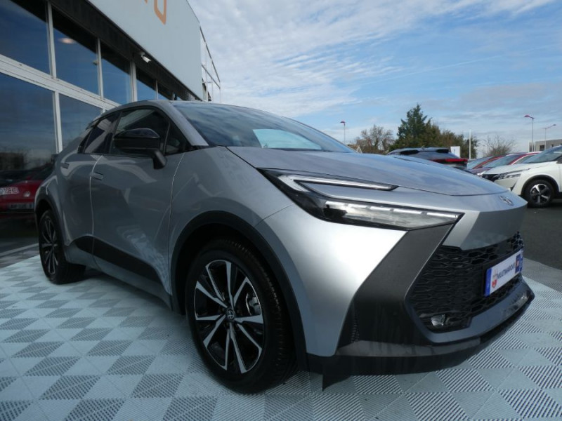 Photo 2 de l'offre de TOYOTA C-HR II 1.8 HYBRIDE 140 CVT 2WD DESIGN GPS 12.3 Camera JA18 Diam. Induction à 29950€ chez Mérignac auto