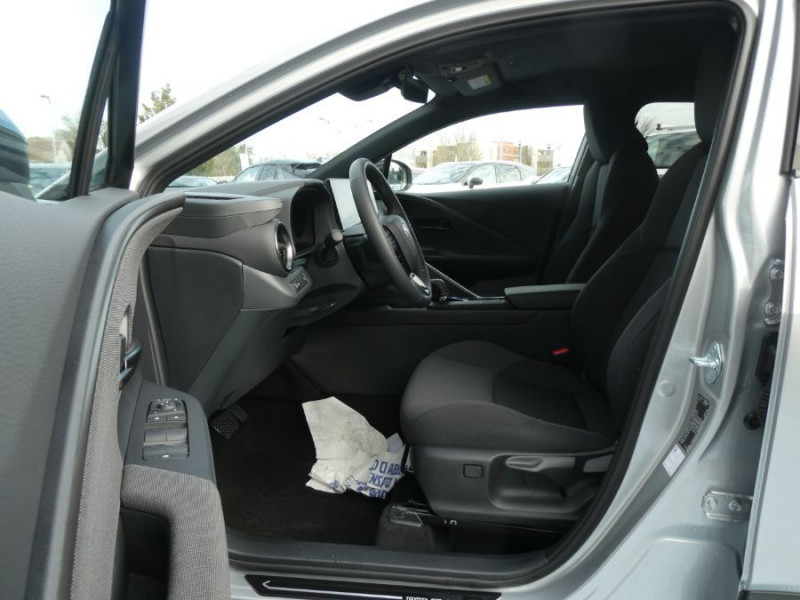 Photo 16 de l'offre de TOYOTA C-HR II 1.8 HYBRIDE 140 CVT 2WD DESIGN GPS 12.3 Camera JA18 Diam. Induction à 29950€ chez Mérignac auto