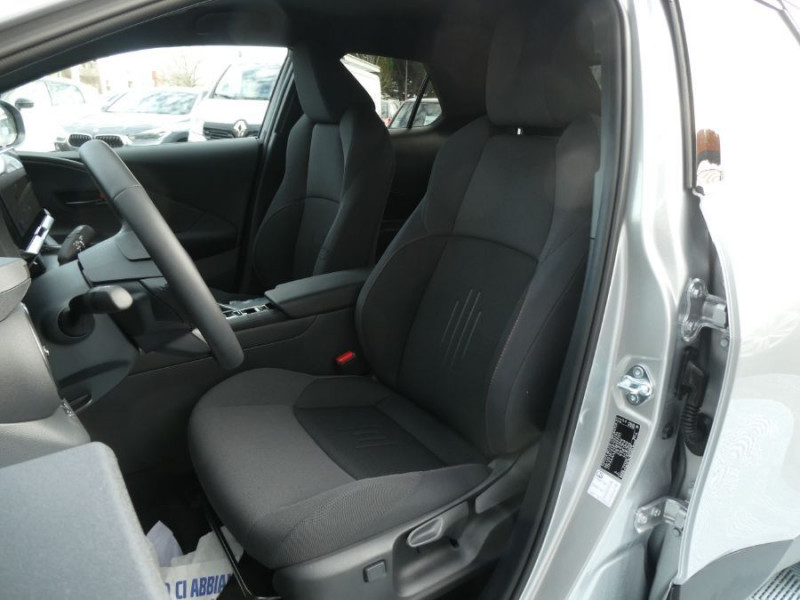 Photo 5 de l'offre de TOYOTA C-HR II 1.8 HYBRIDE 140 CVT 2WD DESIGN GPS 12.3 Camera JA18 Diam. Induction à 29950€ chez Mérignac auto