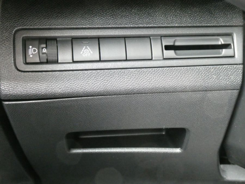 Photo 28 de l'offre de PEUGEOT 3008 II (2) 1.5 BlueHDi 130 EAT8 ALLURE Camera à 25980€ chez Mérignac auto