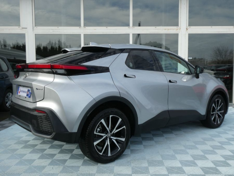 Photo 3 de l'offre de TOYOTA C-HR II 1.8 HYBRIDE 140 CVT 2WD DESIGN GPS 12.3 Camera JA18 Diam. Induction à 29950€ chez Mérignac auto