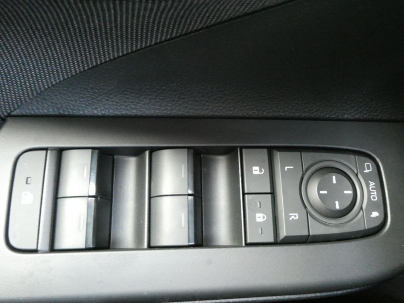 Photo 28 de l'offre de TOYOTA C-HR II 1.8 HYBRIDE 140 CVT 2WD DESIGN GPS 12.3 Camera JA18 Diam. Induction à 29950€ chez Mérignac auto