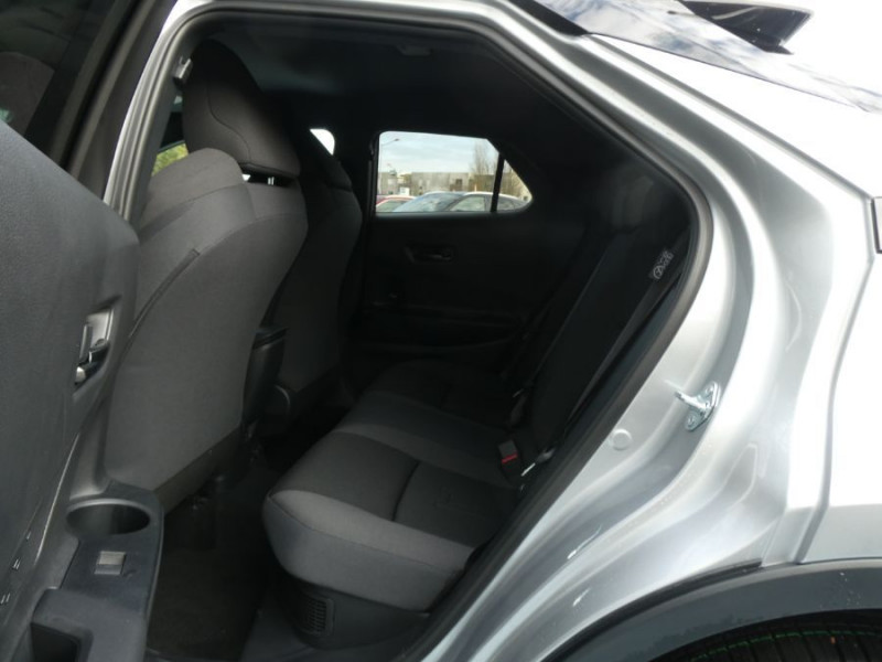 Photo 18 de l'offre de TOYOTA C-HR II 1.8 HYBRIDE 140 CVT 2WD DESIGN GPS 12.3 Camera JA18 Diam. Induction à 29950€ chez Mérignac auto