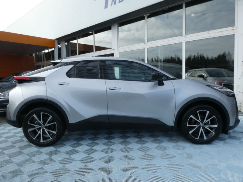 Photo 12 de l'offre de TOYOTA C-HR II 1.8 HYBRIDE 140 CVT 2WD DESIGN GPS 12.3 Camera JA18 Diam. Induction à 29950€ chez Mérignac auto