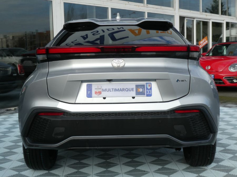 Photo 10 de l'offre de TOYOTA C-HR II 1.8 HYBRIDE 140 CVT 2WD DESIGN GPS 12.3 Camera JA18 Diam. Induction à 29950€ chez Mérignac auto