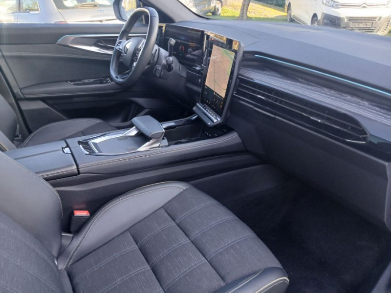 Photo 5 de l'offre de RENAULT AUSTRAL 1.2 E-TECH 200 FULL HYBRID ICONIC TOIT Pano Hayon EL Cam 360° JA20p à 32450€ chez Mérignac auto