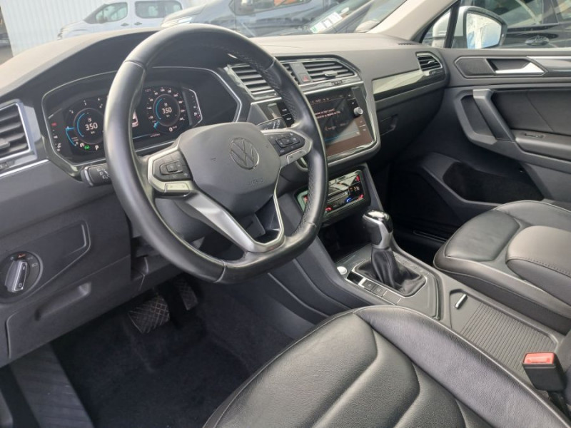 Photo 4 de l'offre de VOLKSWAGEN TIGUAN II (2) 2.0 TDI 150 DSG 2WD ELEGANCE CUIR Camera ACC Hayon EL. JA18 1ère Main à 31950€ chez Mérignac auto