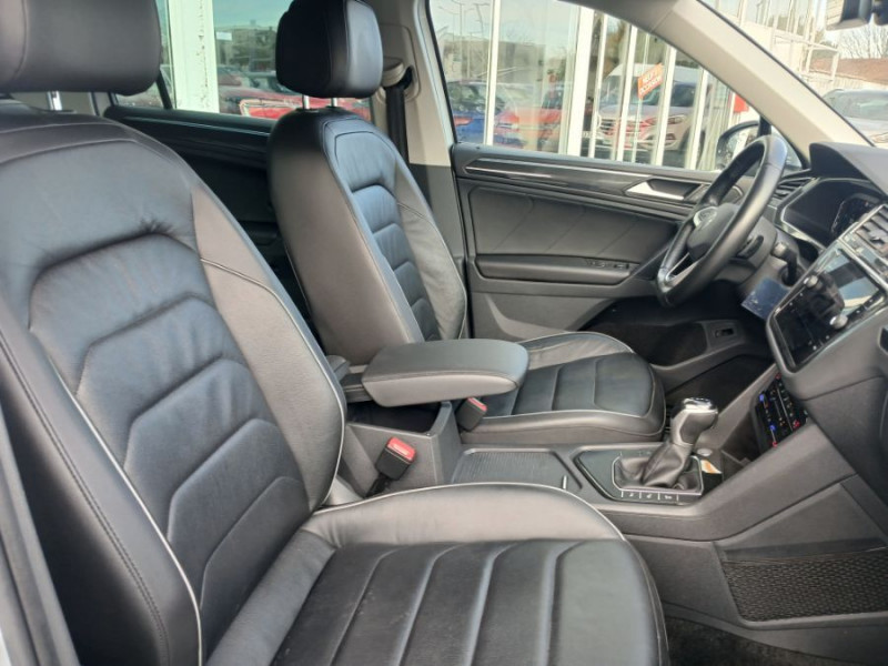 Photo 5 de l'offre de VOLKSWAGEN TIGUAN II (2) 2.0 TDI 150 DSG 2WD ELEGANCE CUIR Camera ACC Hayon EL. JA18 1ère Main à 31950€ chez Mérignac auto