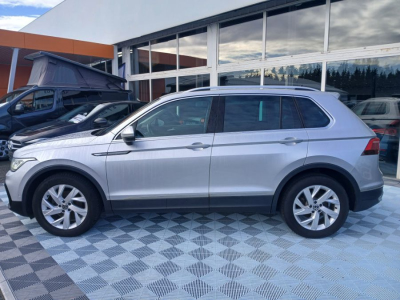 Photo 14 de l'offre de VOLKSWAGEN TIGUAN II (2) 2.0 TDI 150 DSG 2WD ELEGANCE CUIR Camera ACC Hayon EL. JA18 1ère Main à 31950€ chez Mérignac auto