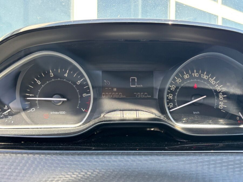 Photo 24 de l'offre de PEUGEOT 208 1.2 PureTech 82 SIGNATURE GPS Radar RER à 10450€ chez Mérignac auto