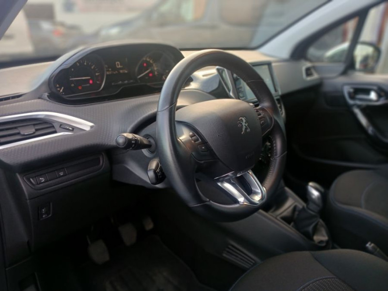 Photo 6 de l'offre de PEUGEOT 208 1.2 PureTech 82 SIGNATURE GPS Radar RER à 10450€ chez Mérignac auto