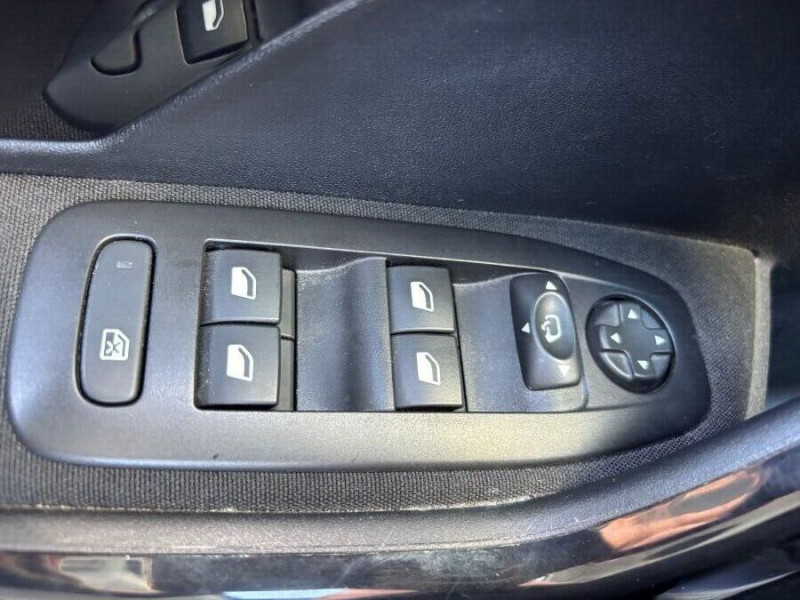 Photo 22 de l'offre de PEUGEOT 208 1.2 PureTech 82 SIGNATURE GPS Radar RER à 10450€ chez Mérignac auto