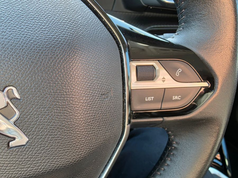 Photo 25 de l'offre de PEUGEOT 208 II 1.2 PureTech 100 BVM6 ALLURE PACK Cockpit 3D Camera 1ère Main à 14950€ chez Mérignac auto