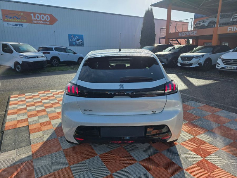 Photo 8 de l'offre de PEUGEOT 208 II 1.2 PureTech 100 BVM6 ALLURE PACK Cockpit 3D Camera 1ère Main à 14950€ chez Mérignac auto