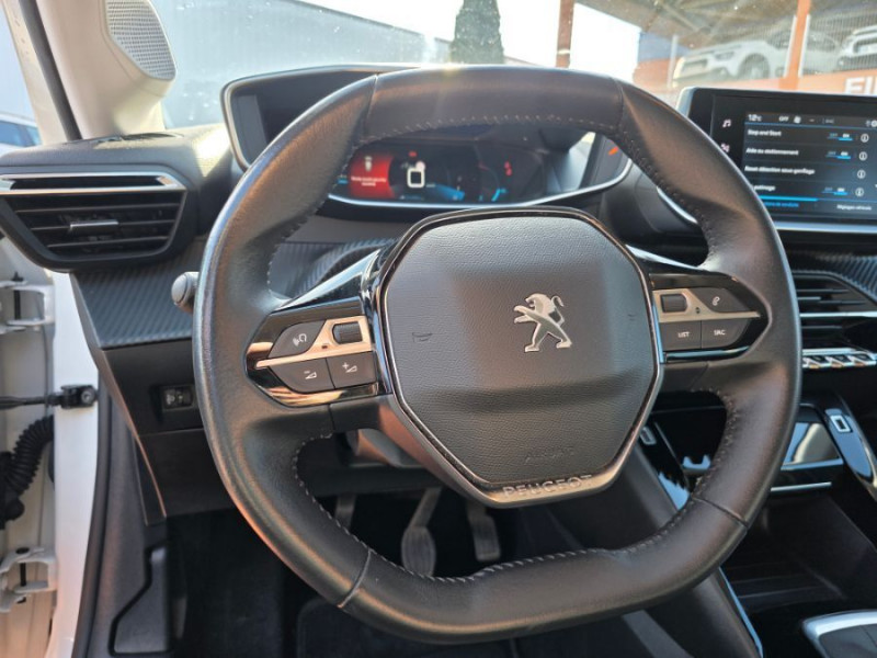 Photo 11 de l'offre de PEUGEOT 208 II 1.2 PureTech 100 BVM6 ALLURE PACK Cockpit 3D Camera 1ère Main à 14950€ chez Mérignac auto