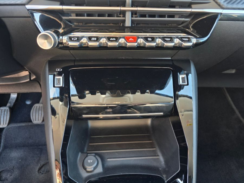 Photo 19 de l'offre de PEUGEOT 208 II 1.2 PureTech 100 BVM6 ALLURE PACK Cockpit 3D Camera 1ère Main à 14950€ chez Mérignac auto