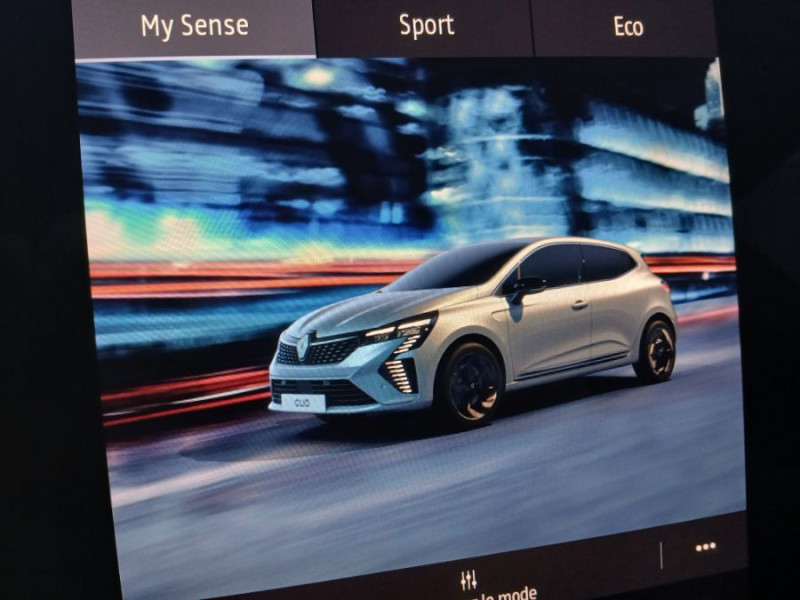 Photo 40 de l'offre de RENAULT CLIO V 0.9 TCe 90 BVM6 ESPRIT ALPINE GPS 9.3" Cockpit JA17 à 20950€ chez Mérignac auto