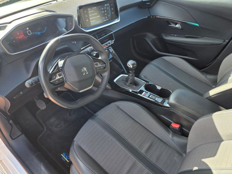 Photo 12 de l'offre de PEUGEOT 208 II 1.2 PureTech 100 BVM6 ALLURE PACK Cockpit 3D Camera 1ère Main à 14950€ chez Mérignac auto