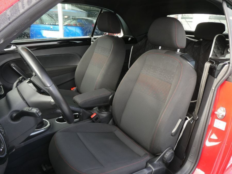 Photo 6 de l'offre de VOLKSWAGEN COCCINELLE CABRIOLET 1.2 TSI 105 BVM6 SOUND GPS Xénon SC JA17 Carnet à 20900€ chez Mérignac auto