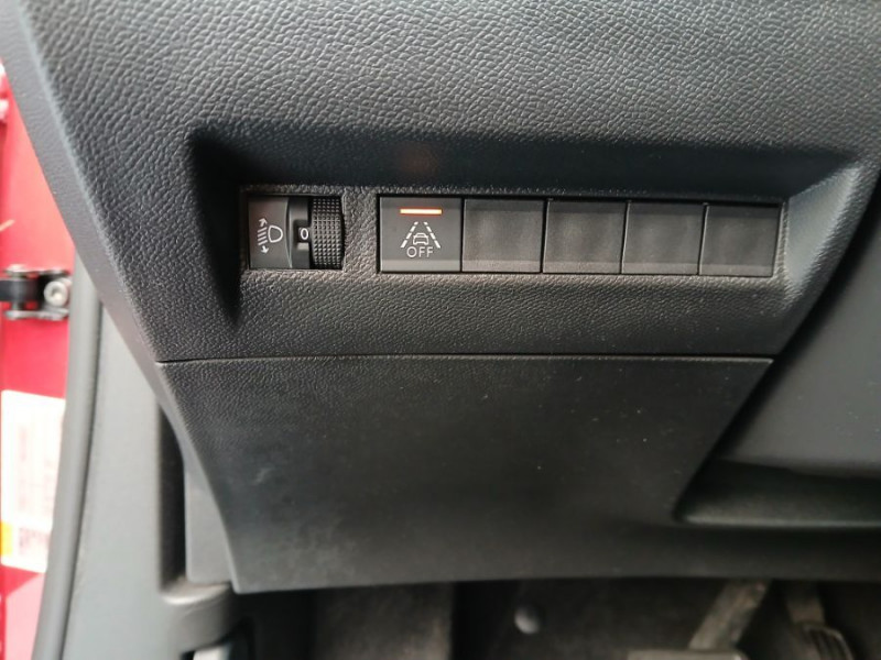 Photo 17 de l'offre de PEUGEOT 2008 II 1.2 PureTech 130 EAT8 ALLURE PACK Cockpit 3D Camera SC Attel. à 18450€ chez Mérignac auto
