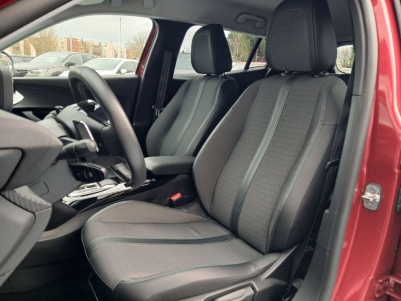 Photo 5 de l'offre de PEUGEOT 2008 II 1.2 PureTech 130 EAT8 ALLURE PACK Cockpit 3D Camera SC Attel. à 18450€ chez Mérignac auto