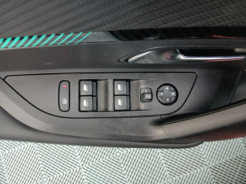 Photo 18 de l'offre de PEUGEOT 2008 II 1.2 PureTech 130 EAT8 ALLURE PACK Cockpit 3D Camera SC Attel. à 18450€ chez Mérignac auto