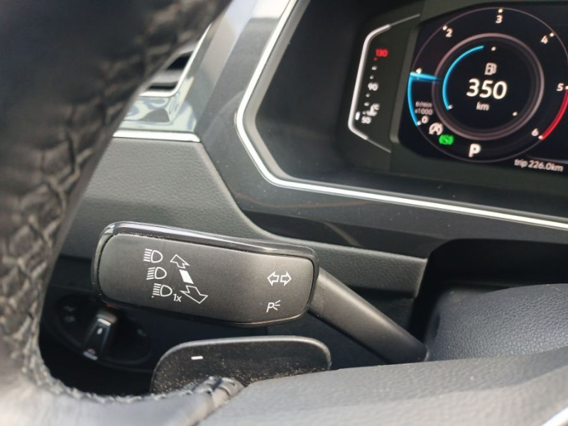 Photo 24 de l'offre de VOLKSWAGEN TIGUAN II (2) 2.0 TDI 150 DSG 2WD ELEGANCE CUIR Camera ACC Hayon EL. JA18 1ère Main à 31950€ chez Mérignac auto