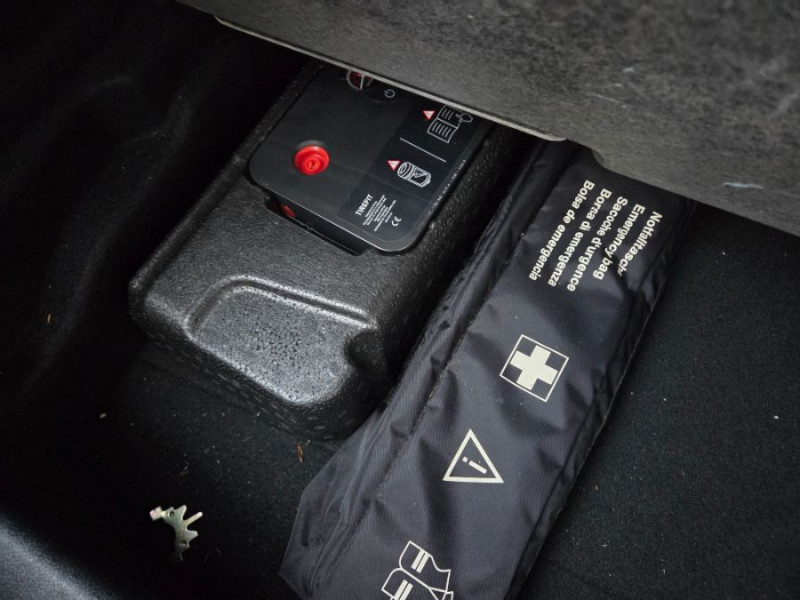 Photo 27 de l'offre de BMW SERIE 1 (F40) 118DA 150 BVA8 BUSINESS GPS Keyless SC Attel. à 21890€ chez Mérignac auto