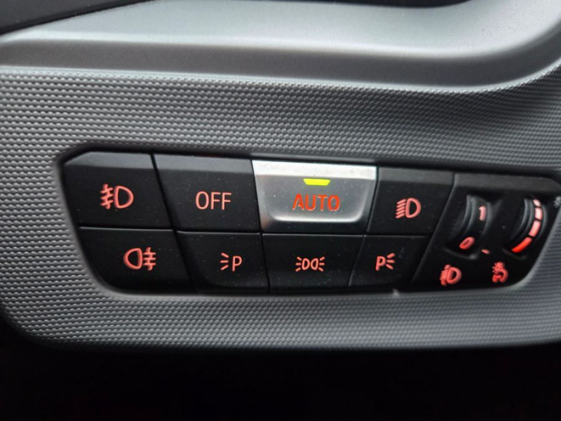 Photo 21 de l'offre de BMW SERIE 1 (F40) 118DA 150 BVA8 BUSINESS GPS Keyless SC Attel. à 21890€ chez Mérignac auto