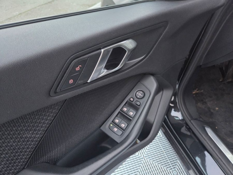 Photo 16 de l'offre de BMW SERIE 1 (F40) 118DA 150 BVA8 BUSINESS GPS Keyless SC Attel. à 21890€ chez Mérignac auto