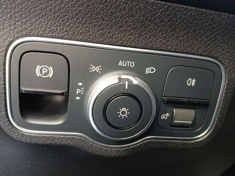 Photo 36 de l'offre de MERCEDES-BENZ GLB 200D 150 8G-Tronic 2WD BUSINESS SOLUTION CUIR Hayon EL. 7PL 1ère Main à 35890€ chez Mérignac auto