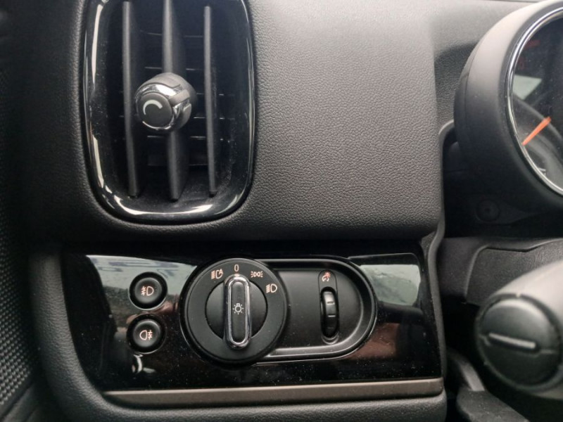 Photo 35 de l'offre de MINI COUNTRYMAN (F60) 2.0SD 190 BVA8 COOPER SD CUIR Elec. TOE ACC JA18 Nbses Options... à 23950€ chez Mérignac auto