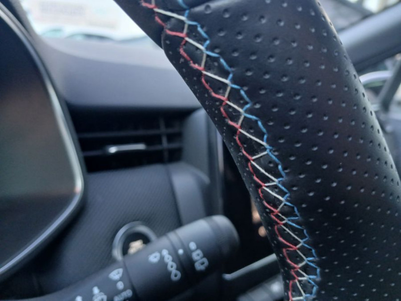 Photo 19 de l'offre de RENAULT CLIO V 0.9 TCe 90 BVM6 ESPRIT ALPINE GPS 9.3" Cockpit JA17 à 20950€ chez Mérignac auto