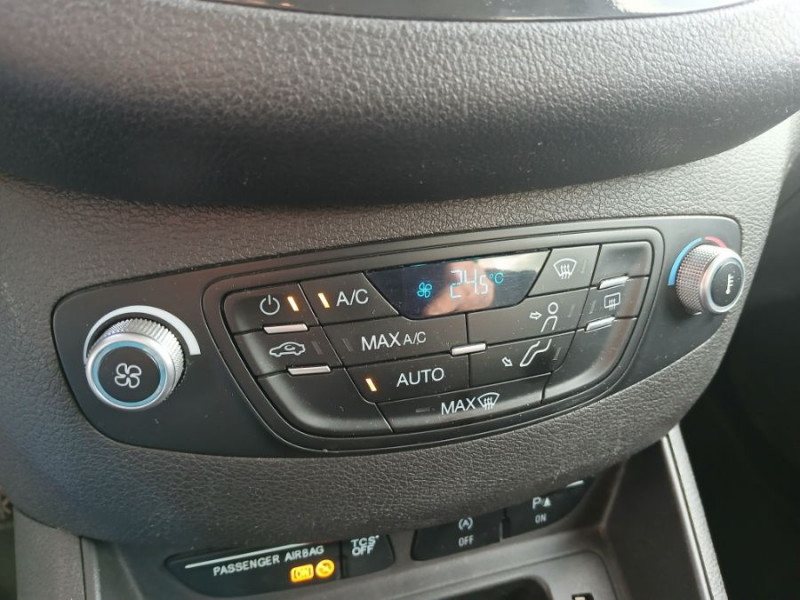 Photo 17 de l'offre de FORD TOURNEO COURIER 100 Ess. BVM6 SPORT GPS JA16 Radars Attel. 1ère Main Suivie à 11950€ chez Mérignac auto