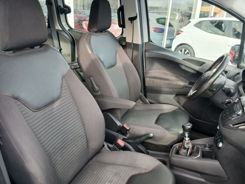 Photo 18 de l'offre de FORD TOURNEO COURIER 100 Ess. BVM6 SPORT GPS JA16 Radars Attel. 1ère Main Suivie à 11950€ chez Mérignac auto