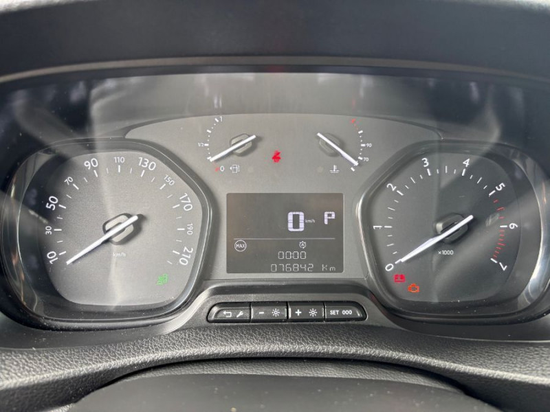 Photo 20 de l'offre de PEUGEOT EXPERT Double Cabine LONG L3 2.0 BlueHDi 120 EAT8 ASPHALT DC 6PL GPS Attel. à 22950€ chez Mérignac auto