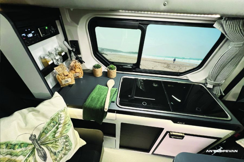 Photo 38 de l'offre de RENAULT TRAFIC VAN ANTILOPE VAN Aménagé FLEX 5 2.0 DCi 150 EDC L1 5PL Attel+Pte Vélo Tout Equipé à 65950€ chez Mérignac auto