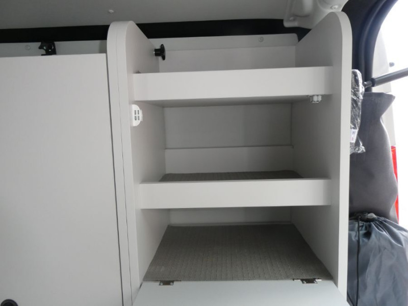 Photo 26 de l'offre de RENAULT TRAFIC VAN ANTILOPE VAN Aménagé FLEX3 2.0 DCi 130 BVM6 L1 240W + 200Ah Chauffage 7800€ d'Options 1ère Main à 42900€ chez Mérignac auto