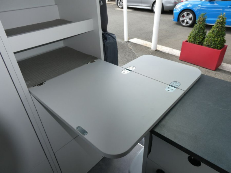 Photo 15 de l'offre de RENAULT TRAFIC VAN ANTILOPE VAN Aménagé FLEX3 2.0 DCi 130 BVM6 L1 240W + 200Ah Chauffage 7800€ d'Options 1ère Main à 42900€ chez Mérignac auto