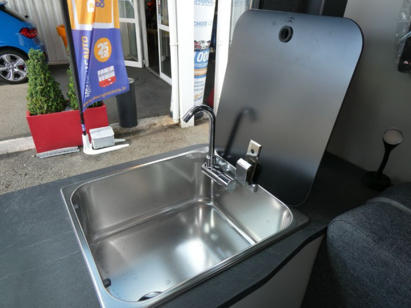 Photo 16 de l'offre de RENAULT TRAFIC VAN ANTILOPE VAN Aménagé FLEX3 2.0 DCi 130 BVM6 L1 240W + 200Ah Chauffage 7800€ d'Options 1ère Main à 42900€ chez Mérignac auto