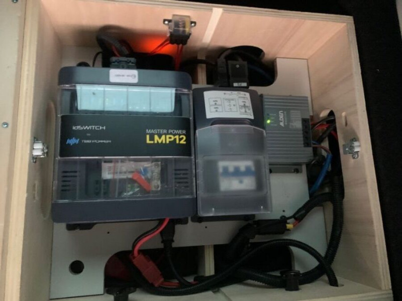 Photo 35 de l'offre de RENAULT TRAFIC VAN ANTILOPE VAN Aménagé FLEX3 2.0 DCi 130 BVM6 L1 240W + 200Ah Chauffage 7800€ d'Options 1ère Main à 42900€ chez Mérignac auto