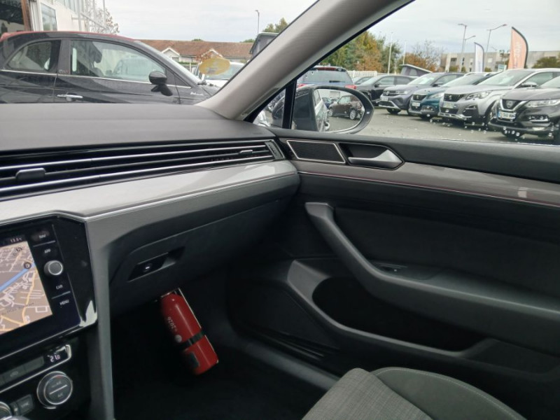 Photo 36 de l'offre de VOLKSWAGEN PASSAT SW VIII 1.6 TDI 120 DSG7 STYLE BUSINESS GPS Radars ACC Hayon EL. 1ère Main à 23450€ chez Mérignac auto