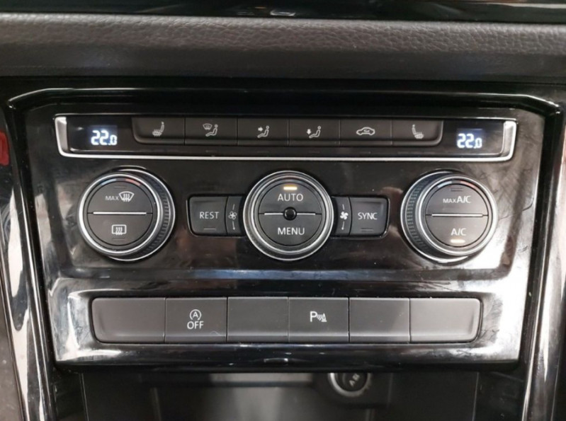 Photo 11 de l'offre de VOLKSWAGEN TOURAN III 1.5 TSI 150 DSG7 CARAT HIGHLINE CUIR SE GPS ACC SC 5PL 1ère Main à 26950€ chez Mérignac auto