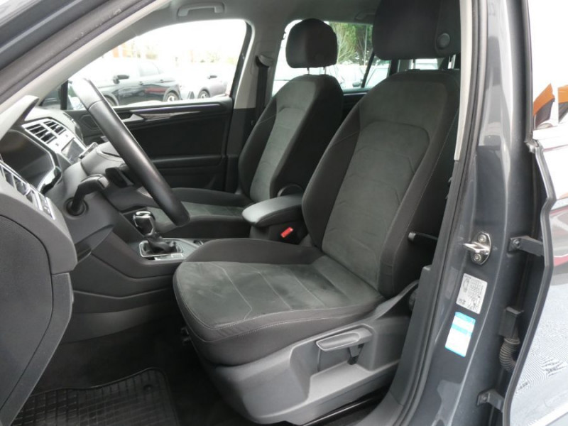 Photo 4 de l'offre de VOLKSWAGEN TIGUAN II (2) 2.0 TDI 150 DSG 2WD ELEGANCE TOE GPS Camera ACC Hayon EL. JA18 1ère Main à 33950€ chez Mérignac auto