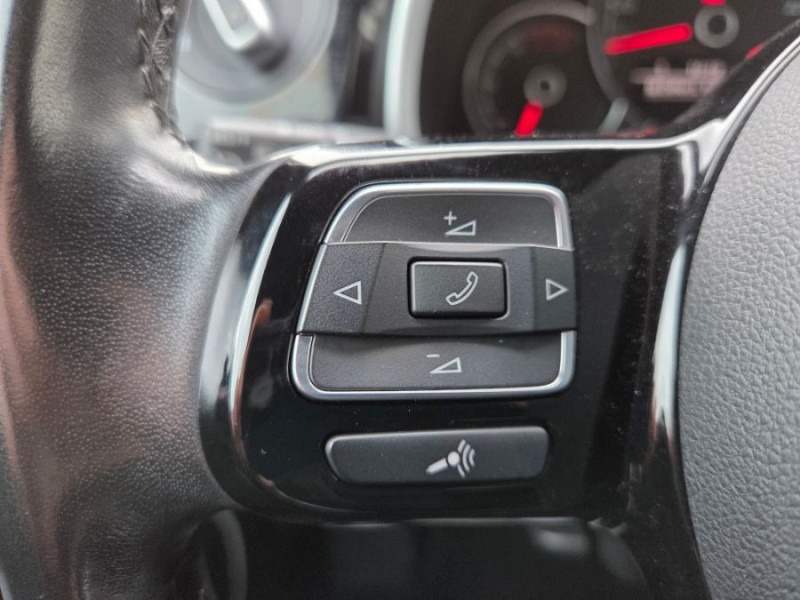 Photo 25 de l'offre de VOLKSWAGEN COCCINELLE CABRIOLET 1.2 TSI 105 BVM6 SOUND GPS Xénon SC JA17 Carnet à 20900€ chez Mérignac auto