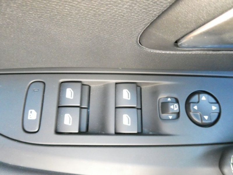 Photo 26 de l'offre de PEUGEOT 208 II 1.2 PureTech 100 BVM6 GT LINE TOIT Pano ADML à 12950€ chez Mérignac auto