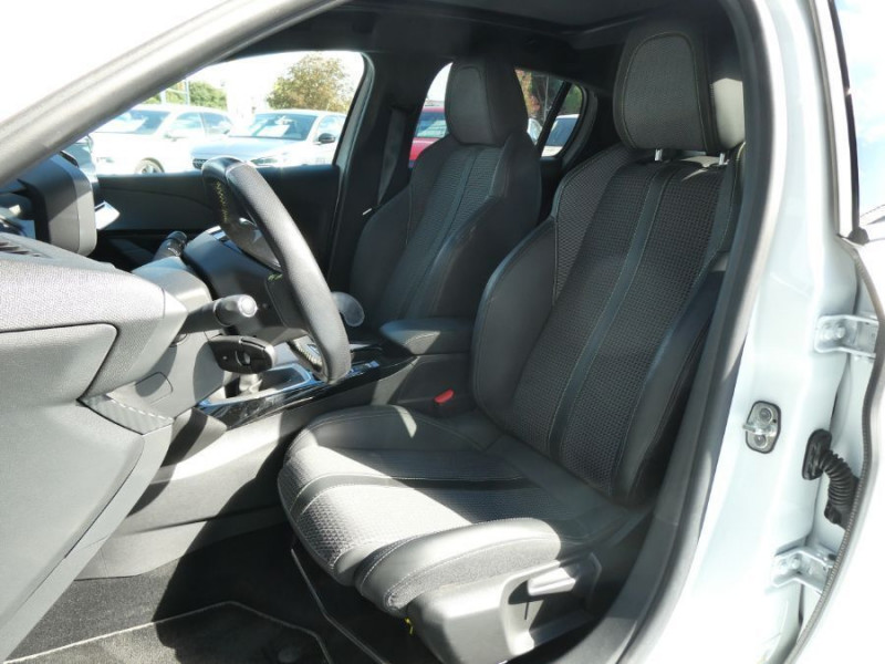 Photo 4 de l'offre de PEUGEOT 208 II 1.2 PureTech 100 BVM6 GT LINE TOIT Pano ADML à 12950€ chez Mérignac auto